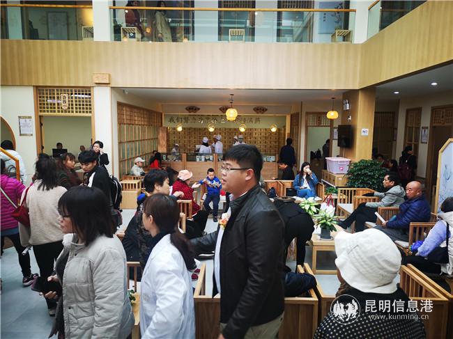 前来参加义诊活动的市民络绎不绝