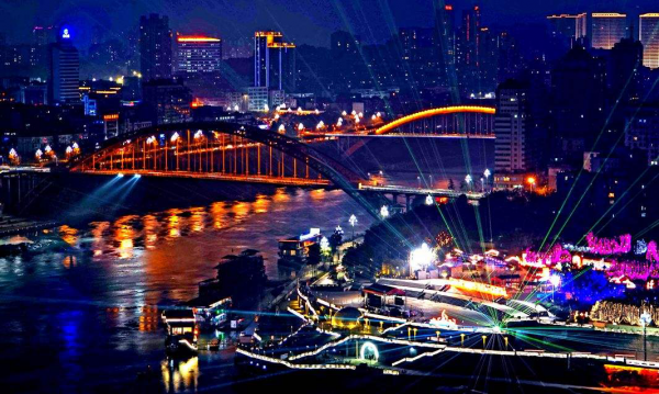 宜宾国际马拉松是全国唯一城市夜景马拉松赛事。(资料图)