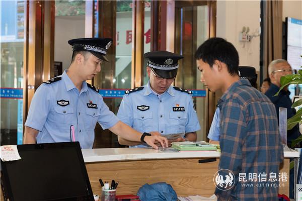 民警深入人员密集场所发放宣传资料