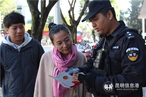 民警向市民进行宣传