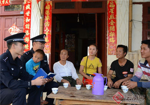 德宏边境管理支队姐相边境派出所民警将矛盾调解工作做到群众身边，全力实现矛盾化解在基层。郑治献 摄