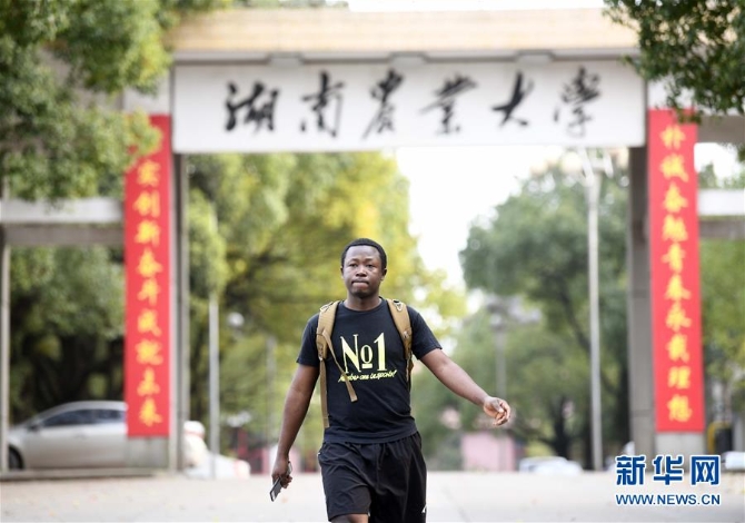 (在习近平新时代中国特色社会主义思想指引下——新时代新作为新篇章·总书记关切开放事·图文互动)(9)来中国“学种地”的“洋学生”