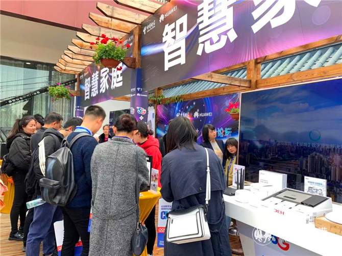 电信展区人头攒动