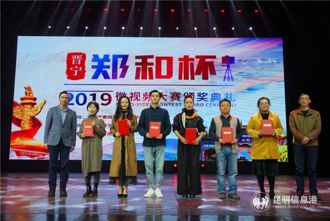 一、二、三等奖作品作者接受现场颁奖 一、二、三等奖作品作者接受现场颁奖