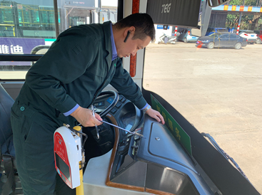 驾驶员进行车辆检查(昆明公交十八车队开展车容车貌卫生大检查)
