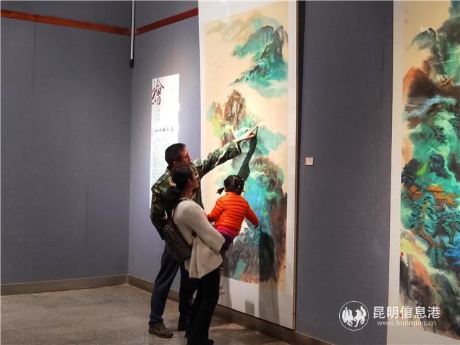 一家三口来参观画展