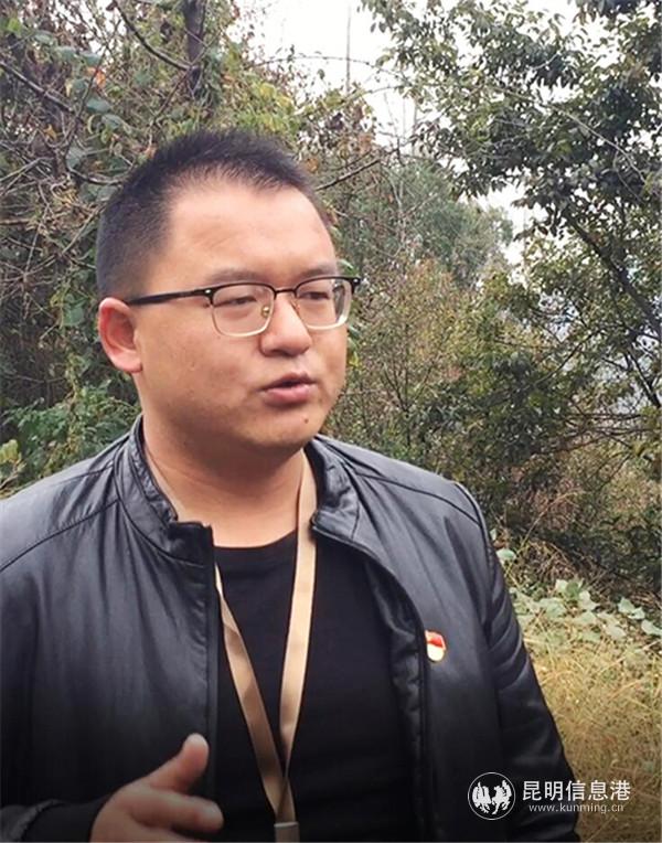管护局相关负责人介绍情况。记者孙红亮摄