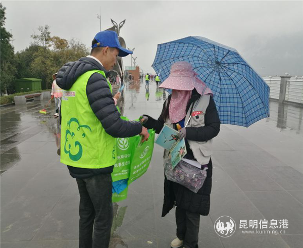 志愿者向现场市民介绍滇池保护知识