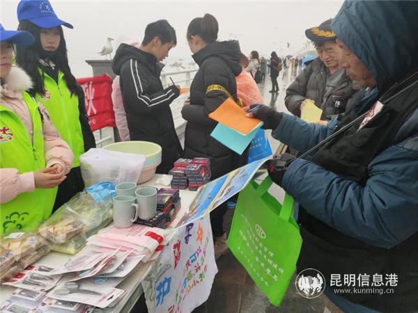 志愿者邀请现场市民参与“给海鸥写寄语”活动