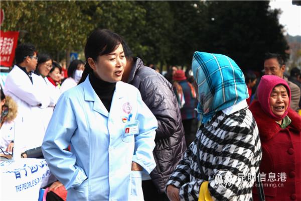 医生关怀老人。记者薛江涛摄