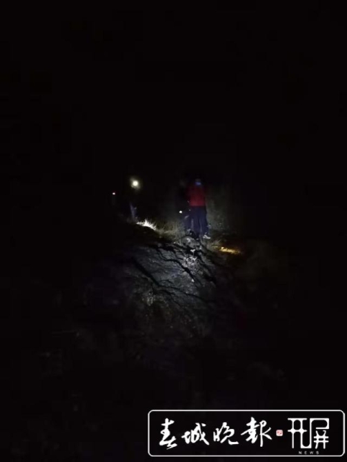 救援人员连夜上山搜救迷路被困的驴友周某