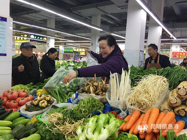 春之城农贸市场商贩忙碌的身影。记者孙红亮摄