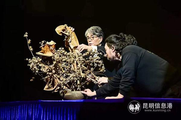 花道艺术家川名哲纪用植物与花材为大家带来了一场当代植物艺术创作秀。