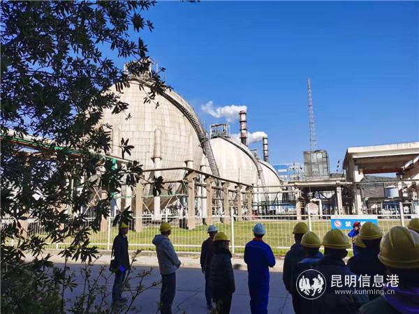 工作人员带领30余市民代表进行现场参观 工作人员带领30余市民代表进行现场参观