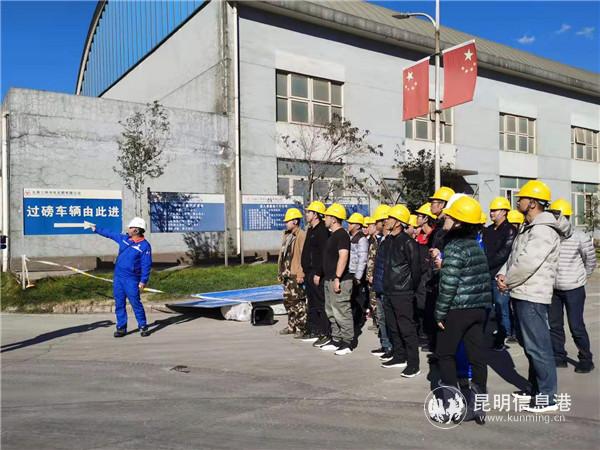 工作人员带领30余市民代表进行现场参观。 工作人员带领30余市民代表进行现场参观。