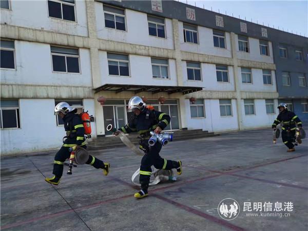 现场消防演习。 现场消防演习。