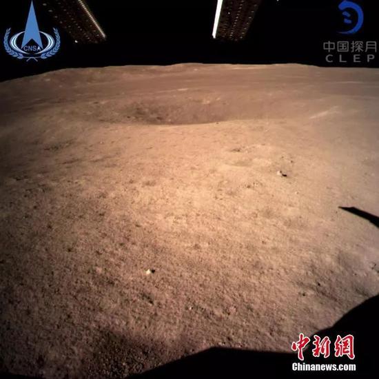 此图片为嫦娥四号探测器动力下降过程降落相机拍摄的图像。中国国家航天局/供图