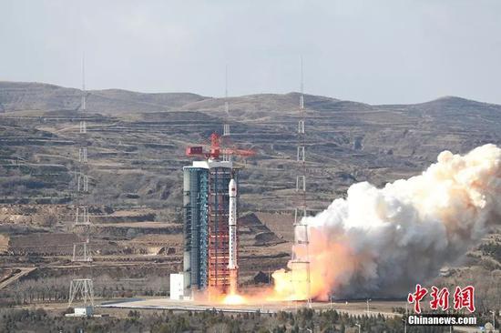 北京时间11月3日11时22分，中国在太原卫星发射中心用长征四号乙运载火箭，成功将高分七号卫星发射升空，卫星顺利进入预定轨道。陆兴 摄