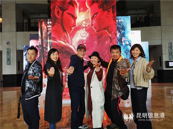 电影《摩登黄飞鸿》部分主创亮相佛山功夫电影周，摆出燕子抄水手势