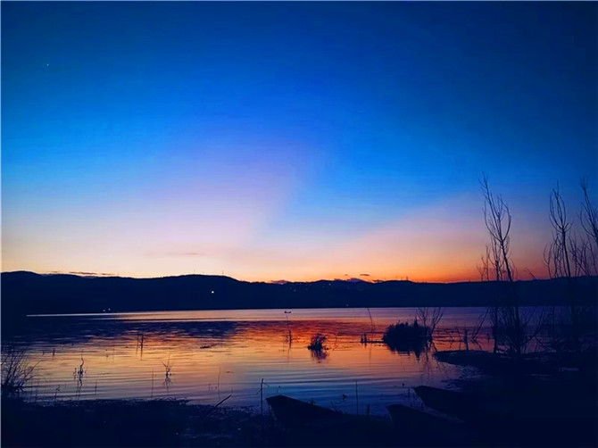 ▲阳宗海南岸的黄昏。.webp ▲阳宗海南岸的黄昏。.webp