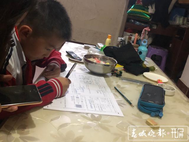 10岁男孩每天放学后清扫接到 他要陪环卫工奶奶一起回家 (5).jpg