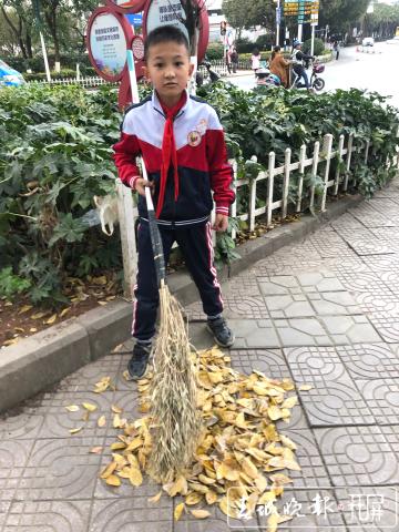 10岁男孩每天放学后清扫接到 他要陪环卫工奶奶一起回家 (2).jpg