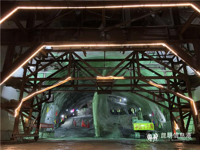 丽香铁路圆宝山隧道贯通，图为供图。通讯员王鹏 郝亚凡 陈骞