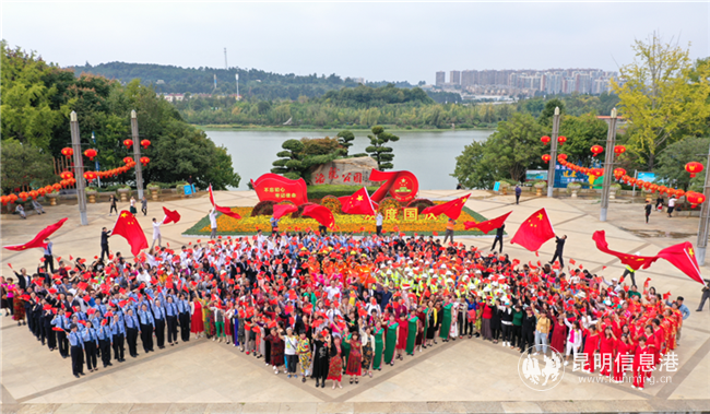 图3  9月24日，约700名呈贡区的干部群众代表共同唱响《我和我的祖国》和《爱我中华》，向新中国成立70周年献礼。