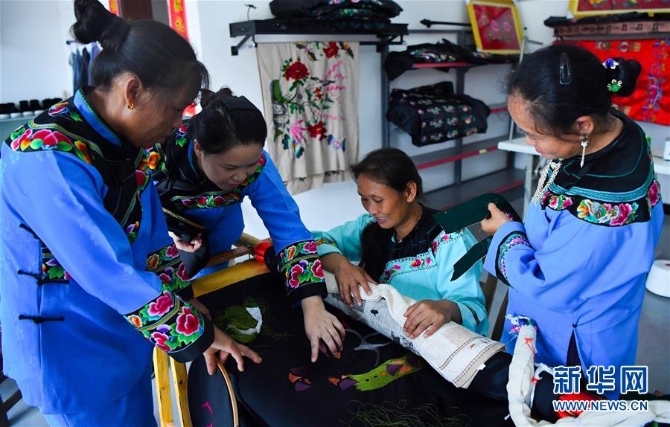 (在习近平新时代中国特色社会主义思想指引下——新时代新作为新篇章·总书记关切脱贫事·决胜贫困·图文互动)(6)易地扶贫搬迁:助力“跨越式”奔小康