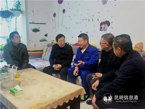 慰问组在困难职工胡飞家中进行慰问