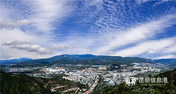 图6 富民县城全景。杜敏银 摄