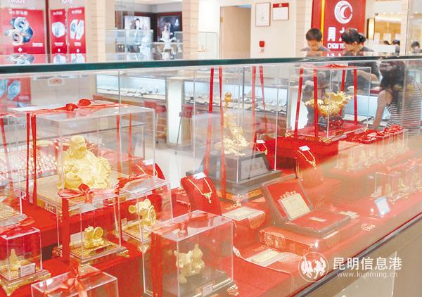 市民选购黄金饰品44