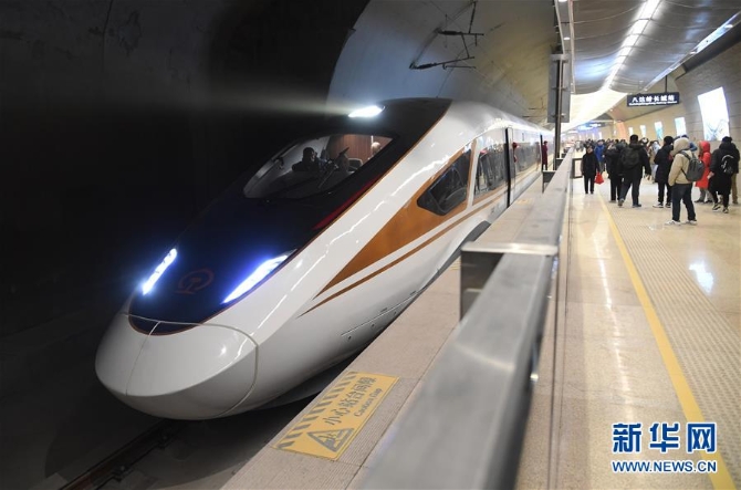 （在习近平新时代中国特色社会主义思想指引下——新时代新作为新篇章·总书记关切高质量发展·科技创新·图文互动）（1）3.5万公里的幸福绵延——中国高铁的“科技牵引力”