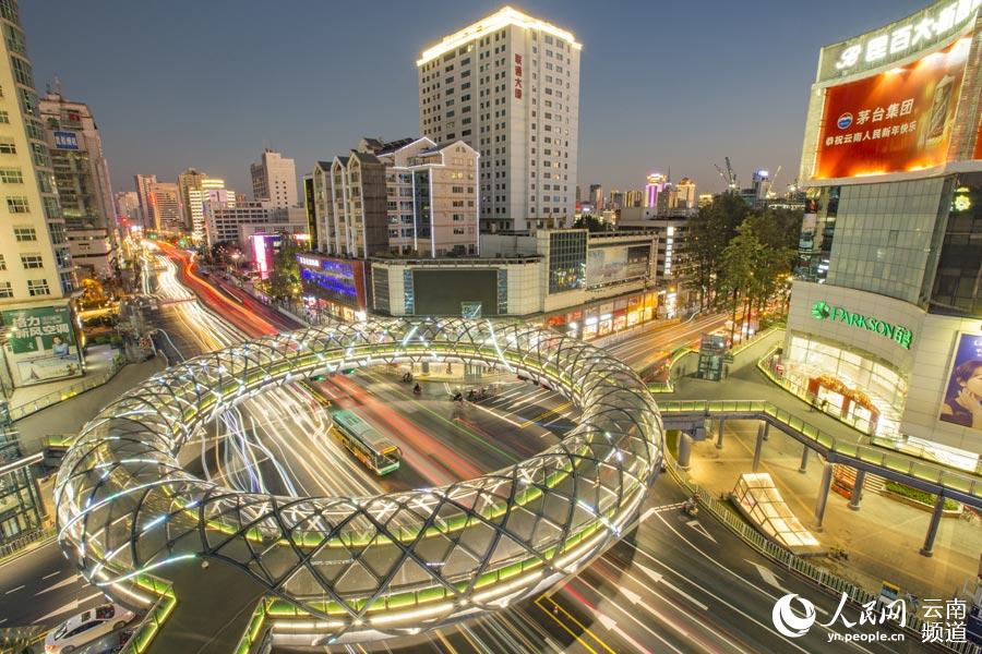 昆明小花园环型天桥夜景。子涵摄