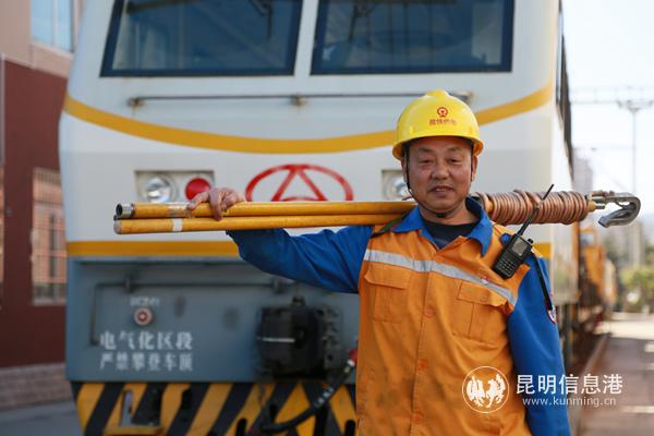 郑春光携带接地工具前往作业地点 杨森摄