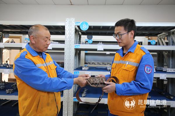 传承，郑春光将陪伴自己21年的工具包送给徒弟赵杰 杨森摄