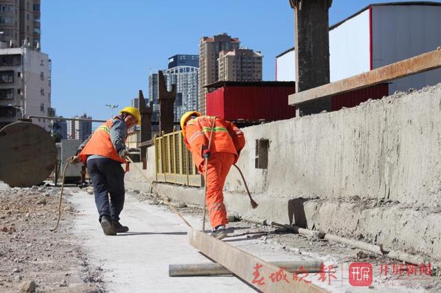 昆明地铁5号线顺利下穿三大风险源