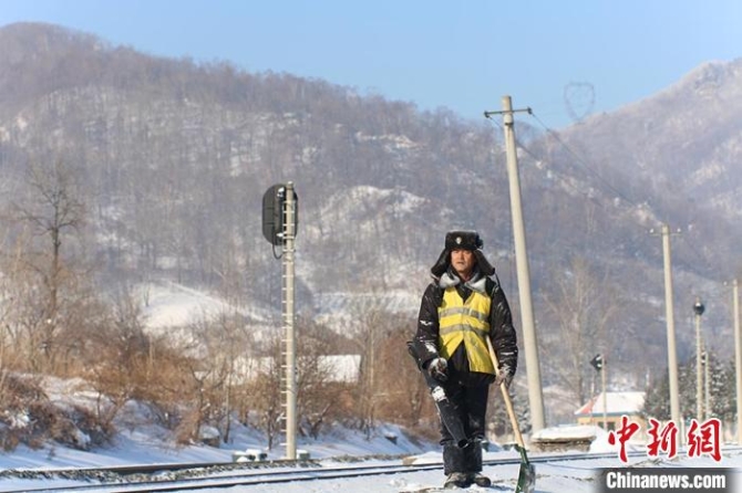 老梁在车站清雪。吉林车务段供图