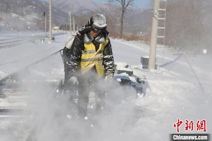 老梁在车站清雪。吉林车务段供图