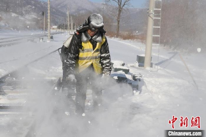 老梁在车站清雪。吉林车务段供图