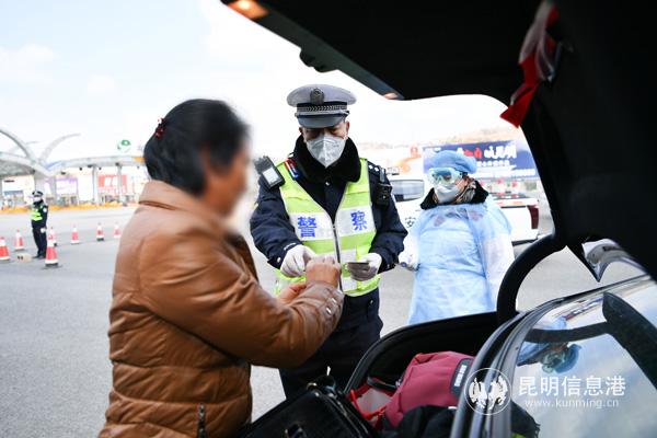 民警联合卫健部门在入城高速收费处设卡查验 昆明警方供图