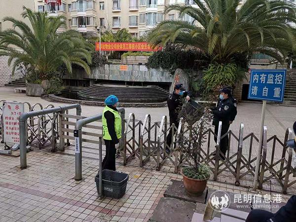 社区工作人员将购物篮交给小区内值守的警察