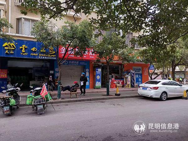 颐达园门口的送水站和便利店正常营业