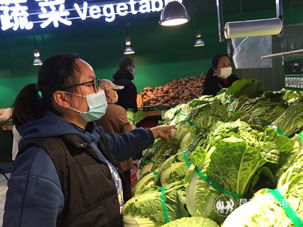 顾客正在精心挑选蔬菜