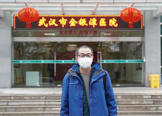 新华社记者程敏在采访时自拍。