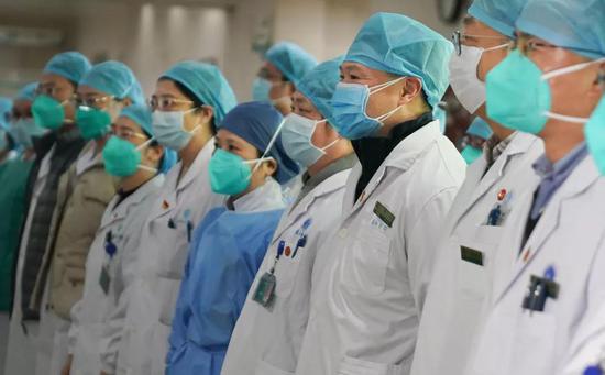  1月22日，华中科技大学同济医学院附属协和医院的医护人员宣誓成立突击队。