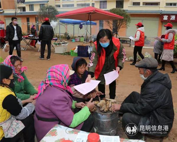 在街头发放疫情防控宣传单