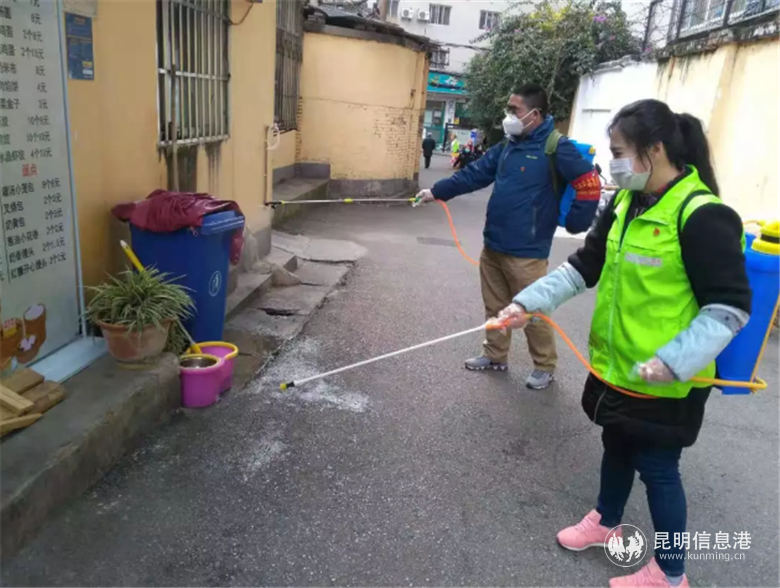 华山街道组织人员对辖区各死角进行消毒处理