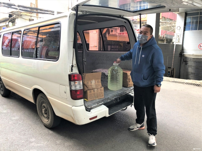 居民热心帮找消毒物资 居民热心帮找消毒物资