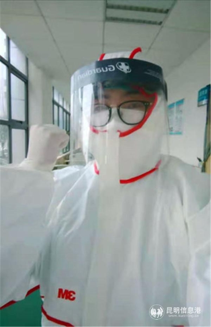 工作状态的张叶春雯俨然成为一名女战士 工作状态的张叶春雯俨然成为一名女战士